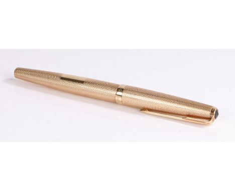 Parker 9 carat gold fountain pen, with an engine turned case, 13.5cm long&nbsp;