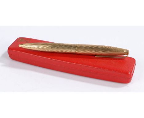 9 carat gold Biro De Luxe ball point pen, engine turned case, 14.5cm long, with the original case