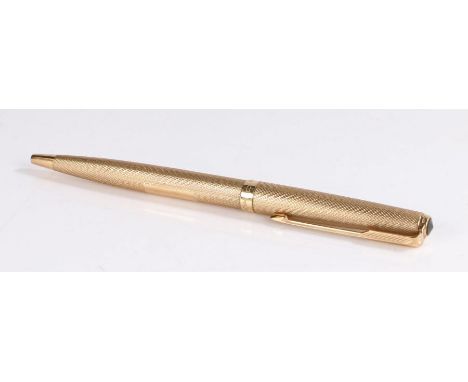 Parker 9 carat gold pen, with an engine turned case, lacking the internal pen, 12.5cm long