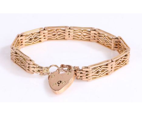 9 carat gold gate link bracelet, with heart form clasp, 25.4 grams
