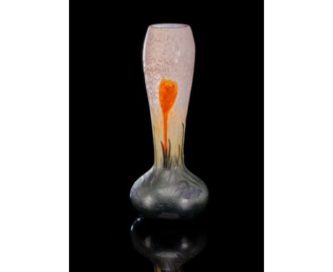 Vase "Crocus"Daum Frères, Nancy, um 1899-1905H. 30,5 cmFarbloses Glas mit ein- und aufgeschmolzenem Pulver in Blau, Violett, 