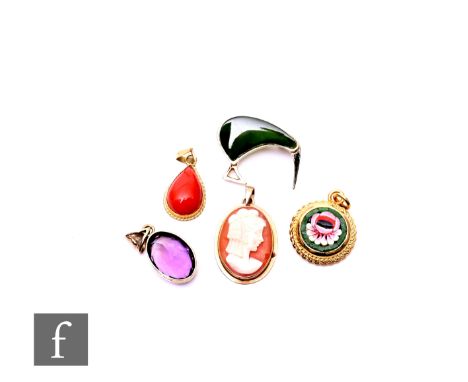 Three 9ct single stone pendants to include cameo and amethyst examples, total weight 5g, with a silver brooch and a metal mic