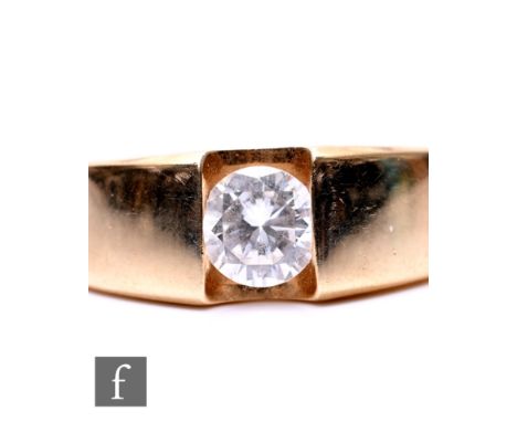 A modern 14ct ring with central channel set paste stone, weight 4.5g, ring size P