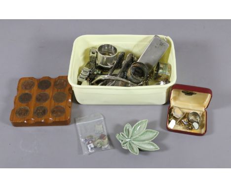 A lot of collectables including a Wade Celtic trinket dish, steel mechanical pencils, yellow metal cufflinks, napkin rings, g