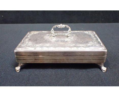 A EUROPEAN 835 STAMPED SILVER TRINKET BOX with engraved decoration, cast Rococo handle, and paw feet (stamped to rim)