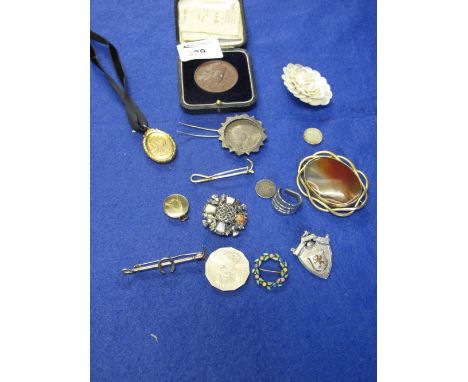 Bag of assorted silver and costume jewellery to include flower brooch, 9ct gold engraved locket, portrait pendant, London Col