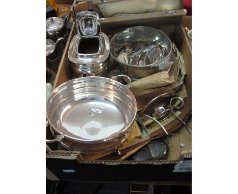 Tray of assorted metal ware to include: leather and silver plated pocket hip flask; cased set of spoons; cased fish knife and