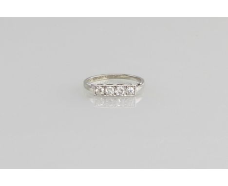 BrillantringWeißgold 18kt. und Platin, schmale Schiene mit durchbrochen gearbeitetem Aufbau, besetzt mit vier Brillanten G-H/