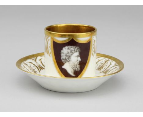 Gotha - Portraittasse "Aristoteles" mit UntertassePorzellan reich poliervergoldet mit feiner Grisaillemalerei, Zylindertasse 