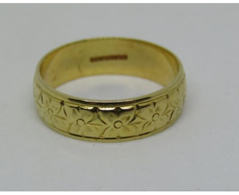 18ct wedding ring with floral decoration, size O, 4.2g