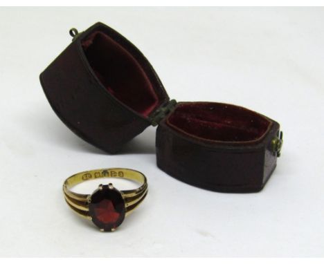 Late 19th century 18ct garnet ring, size Q, 3g, contained in a period box