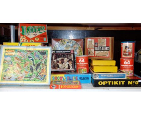 Large collection of vintage games including jigsaws, chess pieces, card games, Optikits, Bildablox and a Star Wars jigsaw puz