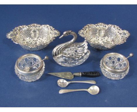 A mixed collection of bijouterie silver to include good pair of late Victorian trinket dishes with geometric pierced bowls, p