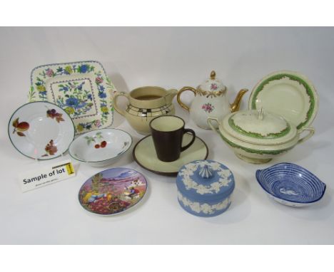 A quantity of ceramics including boxed and unused Royal Worcester Evesham Vale pattern dinnerwares, J &amp; G Meakin Sunshine