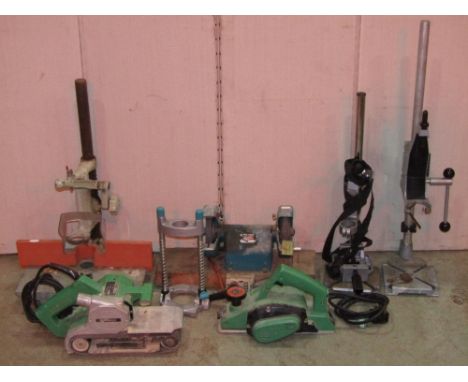 A Hitachi belt sander SB10, further Hitachi, electronic planer, 82mm P20V Black and Decker D370 bench grinder, three drill pr