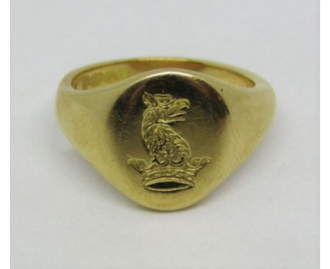 18ct signet ring with griffin and crown crest, size K, 7.9g