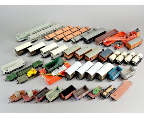 A quantity of Hornby/Triang 'OO' Wagons: R232 Consett Operating ORE Hopper Wagon boxed, 4 x United Dairies Tankers, 4 x GWR 4