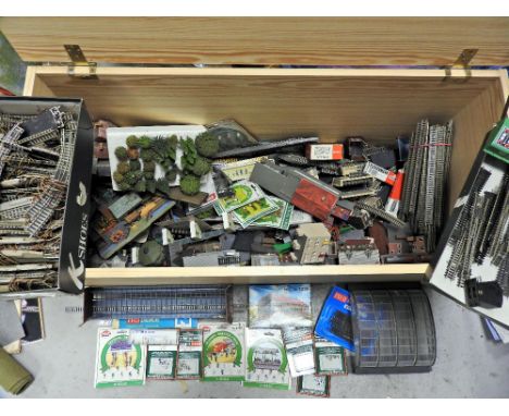 N Gauge: A large Wooden Chest with Kibri, Pola and Graham Farish 20 + N Buildings, Very large quantity of Fleischmann Track i