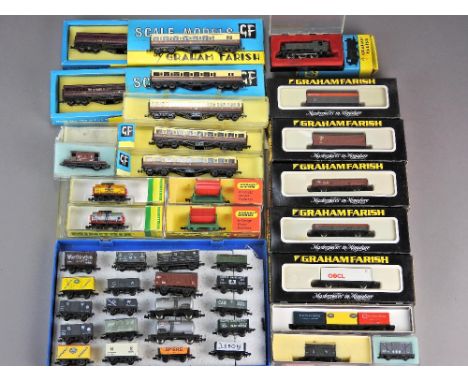 N Gauge Lot: Graham Farish GWR 0-6-0 Pannier Tank boxed, 5 x GWR Chocolate and Cream Coaches (3 boxes), 2 x LMS Maroon Coache