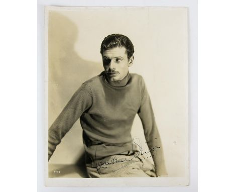 Laurence Olivier  Vintage Signed 10 x 8 inch black and white photograph taken early in his career. English actor and director