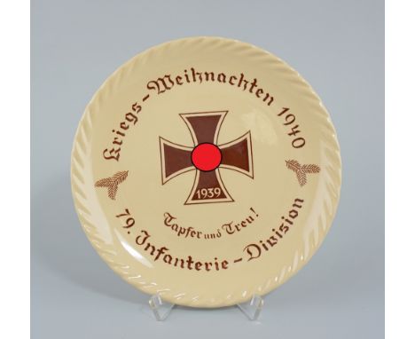 Teller Kriegsweihnachten 1940, 79. Infanterie-Division Keramik, leicht gemuldet, beige Engobe, brauner Umdruckdekor, im Zentr