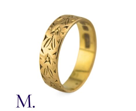 A Gold Band in 22k yellow gold, the 5mm band engraved with foliate decoration. Hallmarks for 22ct gold. Size: M Weight: 4g.