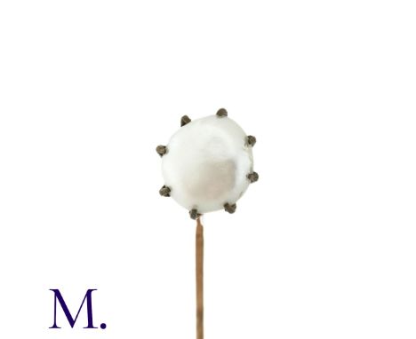 An Antique Pearl Stick Pin, in yellow metal, the terminal set with a pearl of approximately 9mm. Size: 6.4cm Weight: 2.8g