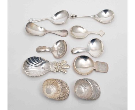 A Victorian style novelty caddy spoon, designed as a Jockey's cap, by Francis Howard Limited, Sheffield 1980, another Jockey'
