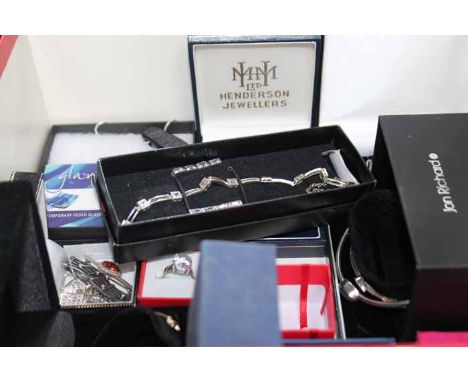 GOOD LOT OF GOLD AND SILVER JEWELLERY
including a 9ct gold star bangle, two silver bangles, silver bracelet and earring set, 