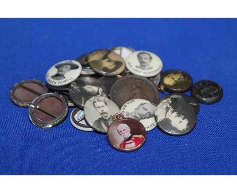 UNUSUAL GOLD MOUNTED PENDANT OF WWI MILITARY FIGURES
images of Roberts and Kitchiner to each side set in gold; together with 