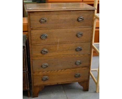 AN OAK CHEST OF DRAWERS, 75CM W, EARLY 20TH C AND A BAMBOO AND PLATE GLASS SHELF UNIT 