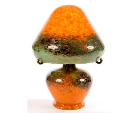 A MONART GREEN AND ORANGE MOTTLED AVENTURINE GLASS TABLE LAMP AND SHADE, C1930, WITH GILT BRASS MOUNT, 33CM H, ORIGINAL MONAR