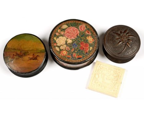 A VICTORIAN PAPIER MACHE SNUFF BOX AND COVER, THE LID PAINTED WITH A HUNTING SCENE, 6.5CM D, TWO OTHER DECORATIVE BOXES AND C
