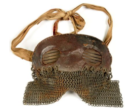 MILITARIA. A WORLD WAR ONE BRITISH ARMY ANTI-SPLINTER TANK CREW FACE MASK OF LEATHER COVERED METAL AND CHAIN MAIL, C1918