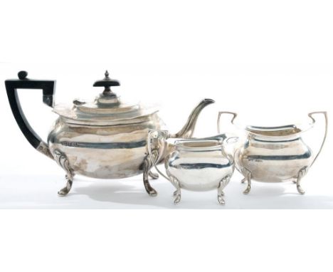 A GEORGE V THREE PIECE OBLONG SILVER TEA SERVICE ON FEET, TEAPOT 15CM H, SHEFFIELD 1921, 28OZS