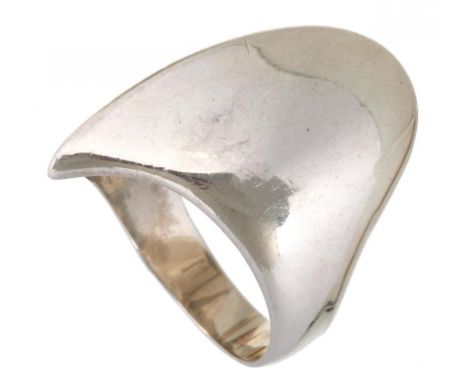 GEORG JENSEN. A SILVER RING 91, DESIGNED BY NANNA DITZEL, MAKER'S MARK AND NUMBER, IMPORT MARKED LONDON 1963, 16.8G ++GOOD CO