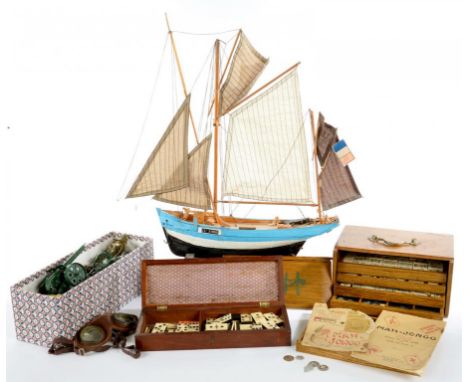 A VICTORIAN INLAID MAHOGANY CRIBBAGE BOX AND A QUANTITY OF BONE DOMINOES, 27CM W, A QUANTITY OF BRITAINS LIMITED HOLLOW CAST 