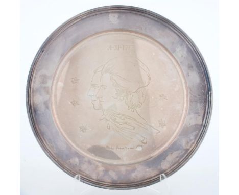 ROYAL WEDDING 1973 AN ELIZABETH II COMMEMORATIVE PLATE WITH ETCHED PORTRAIT, 22.5CM DIAM, LONDON 1973, CASED, 11OZS 10DWTS