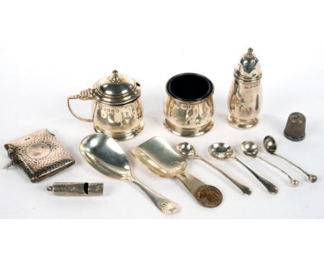 A GEORGE V SILVER THREE PIECE CONDIMENT SET, BLUE GLASS LINERS, PEPPERETTE AND COVER 7CM H, BIRMINGHAM 1935, A DIMPLED SILVER