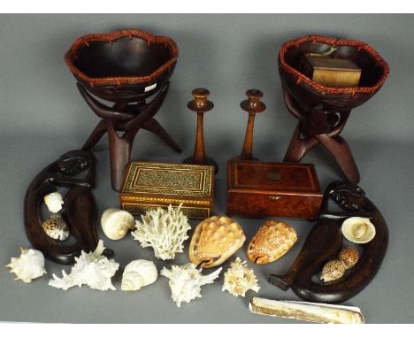 Lot comprising treen, shells, wooden boxes and similar.