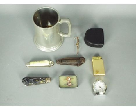 A mixed lot of collectables to include pen knives, vintage cigarette lighter, a yellow metal tie clip in the form of a huntin