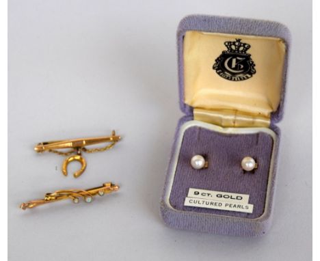 A set of 9ct gold cultured pearl stud earring, together with two 9ct gold lapel brooches, gross weight 4g