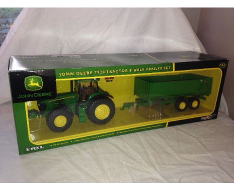 BRITAINS - JOHN DEERE 7920 TRACTOR & BULK TRAILER SET - (42147)