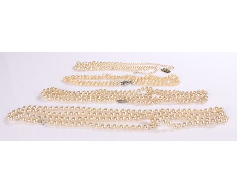 Four pearl necklaces (4)