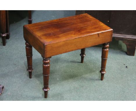 Mahogany commode, the sliding lid revealing the porcelain liner, on turned legs