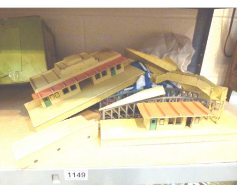 HORNBY RAILWAY ITEMS. Vintage Hornby railway buildings etc