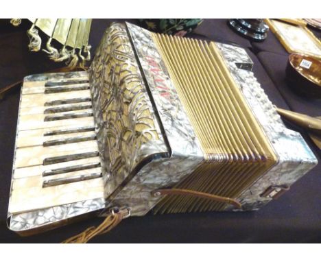 ALVARI ACCORDIAN. Vintage Alvari accordian 