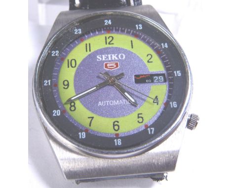 VINTAGE SEIKO WRISTWATCH. Vintage Seiko 5 automatic gents wristwatch with green grey dial with black bezel and leather strap