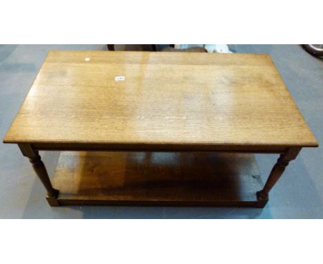 OAK COFFEE TABLE. Table with turned legs with shelf below