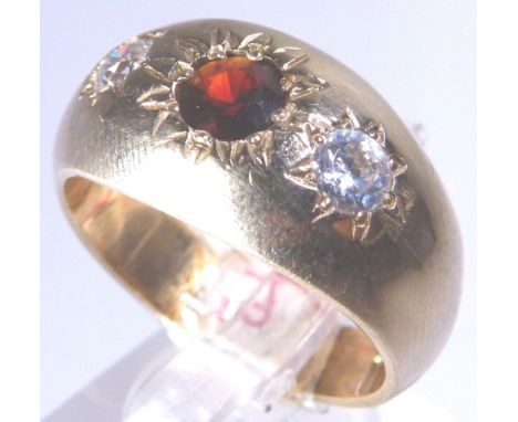 9 CT DIAMOND & GARNET RING. 9 ct gold garnet and diamond set ring, 10,8g